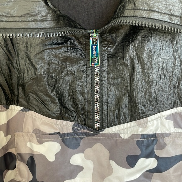 NEW JOCELYN PULLOVER WINDBREAKER IN GREY CAMOUFLAGE - Picture 2 of 9